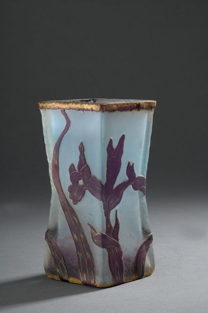 null DAUM - NANCY.

Vase losangique en verre gravé à décor sur fond bleu givré d'iris...