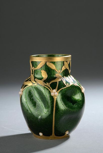 null Petit vase boule à col droit et chocs simulés en verre pailleté vert, peint...