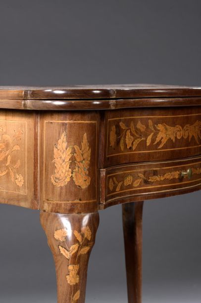 null Table à jeux galbée en acajou entièrement marqueté de motifs floraux en bois...