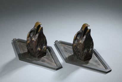 Paire de protomés d'aigle en bronze ciselé...
