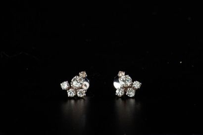 null Paire de boucles d'oreille en or gris 18k serties de cinq diamants taille brillant,...