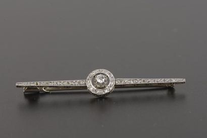 null Broche barrette en or 18k et platine 850 millièmes, ornée d'un diamant rond...