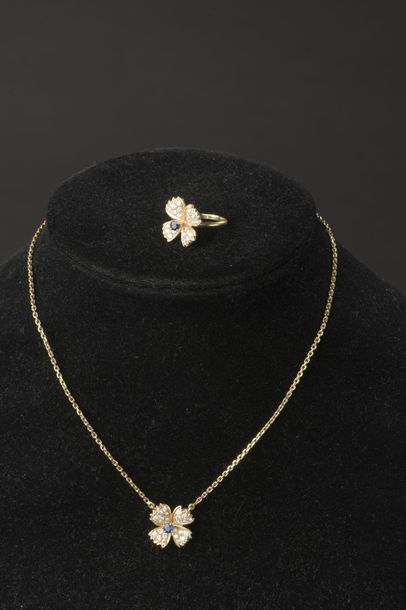 null BOUCHERON
Parure en or jaune 18k à décor d'une fleur à quatre pétales ornés...