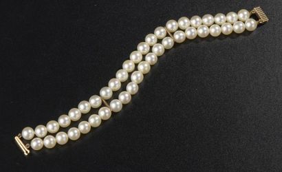 null Bracelet composé de deux rangs de vingt-deux perles de culture rythmé par trois...