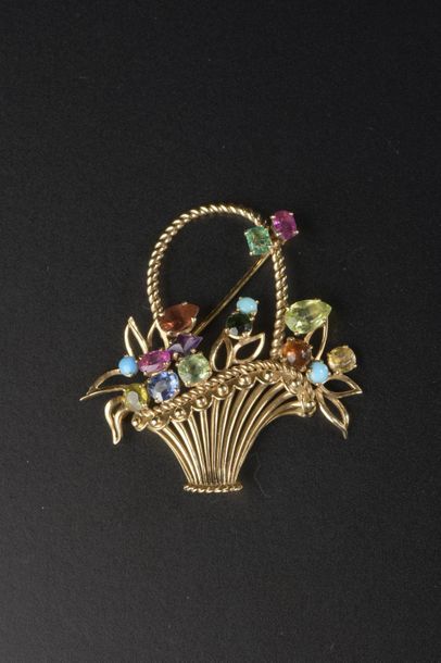 null Broche panier fleuri en or jaune 18k griffée de pierres de couleur facettées...