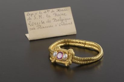 null Bracelet en or jaune 18k à deux brins maille serpent, l'élément central à bordure...