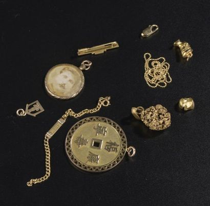 null Lot en or jaune 18k comprenant : pendentifs, broches, paires de boucles d'oreille...