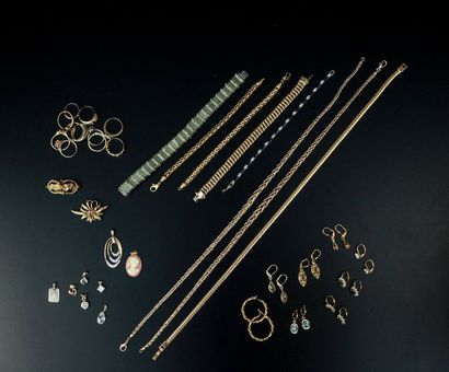 null Ensemble de bijoux fantaisie en métal comprenant : 
- Trois colliers en métal...