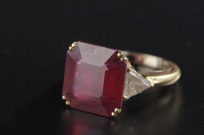 null Bague en or jaune 18k, ornée d'une pierre de synthèse rouge rectangulaire à...