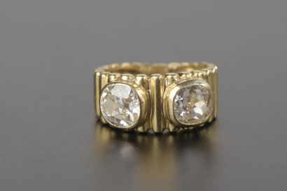 null Bague bandeau en or jaune 18k sertie clos de deux diamants taille coussin, l'anneau...
