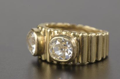 null Bague bandeau en or jaune 18k sertie clos de deux diamants taille coussin, l'anneau...