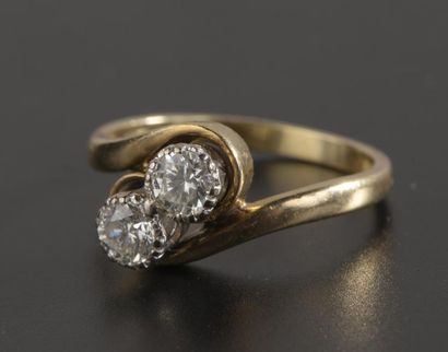 null Bague " toi et moi" en or jaune et gris 18k sertie de deux diamants taille brillant...