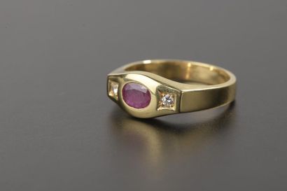 null Bague en or jaune 18k centrée d'un rubis taille ovale en serti clos épaulé de...