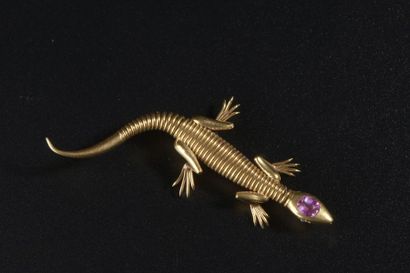 null Broche lézard en or jaune 18k, la tête ornée d'une pierre rose facettée en serti...