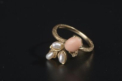 null Bague en or jaune 14k sertie d'un cabochon de corail et de trois perles de culture...