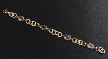 null Bracelet en or jaune 18k à maille jaseron martelée rythmé par quatre améthystes...