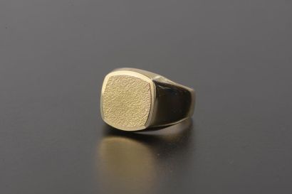 null Bague chevalière en or jaune 18k, le chaton carré amati.
Doigt : 62 - Poids...