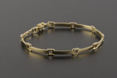 null Bracelet articulé en or jaune 18k, les maillons allongés unis.
Long. : 19,5...