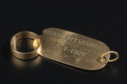 null Ensemble comprenant une plaque-pendentif gravée et une alliance en or jaune...