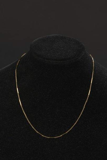 null Collier articulé en or jaune 18k, retenant en pendentif un motif à décor géométrique...