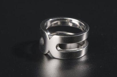 null DINH VAN
Bague modèle "Maillon XL" en argent.
Doigt : 56 - Poids : 10,6 g 
Boîte...