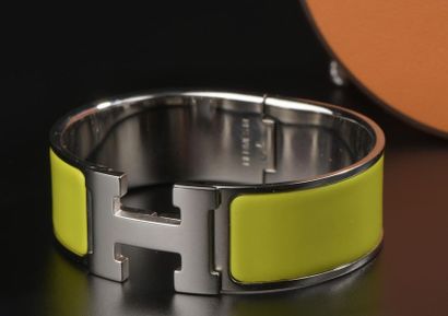 null HERMÈS
Bracelet rigide modèle "Clic Clac H color" en palladium émaillé vert...