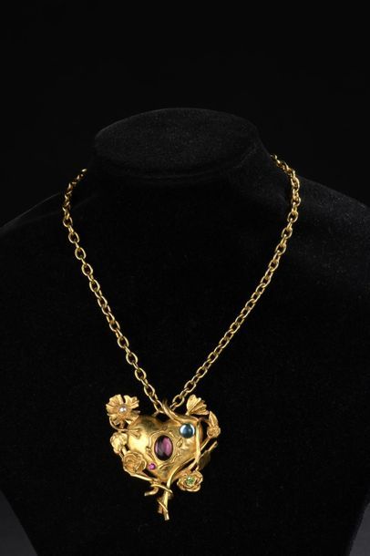 null CHRISTIAN LACROIX
Collier en métal doré composé d'une chaîne retenant un pendentif...