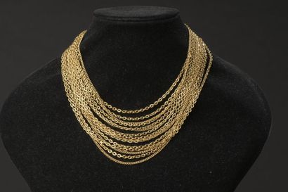 null TRIFARI 
Collier en métal doré à cinq rangs de trois brins de chaîne à maille...