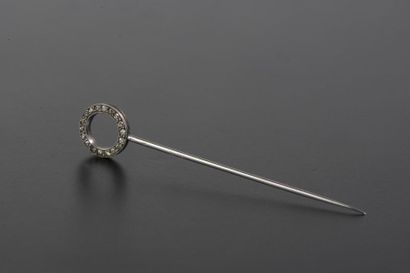 null Épingle de cravate en or gris 18k à simple anneau serti de petits diamants taillés...
