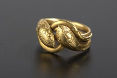 null Bague en or jaune 18k représentant deux serpents enlacés (chocs).
Fin du XIXe...