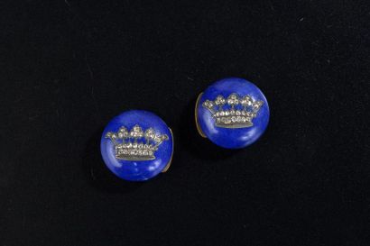 null Paire de boutons de plastron en or 18k et lapis-lazuli incrusté d'une couronne...