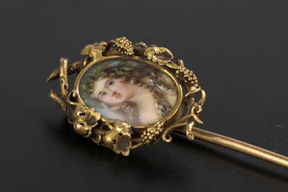 null Épingle de cravate en or jaune 18k ornée d'une miniature peinte d'une tête de...