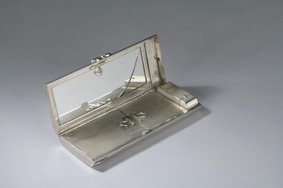 null 
Élégante boîte de beauté de forme rectangulaire en argent (800 millièmes) guilloché...