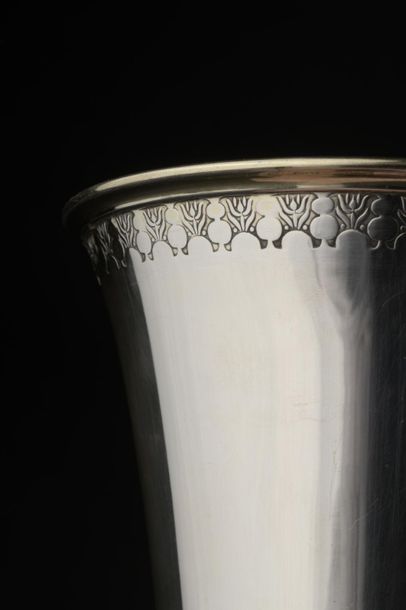 null Vase cornet à col évasé en argent, la lèvre soulignée d'une frise végétale stylisée,...