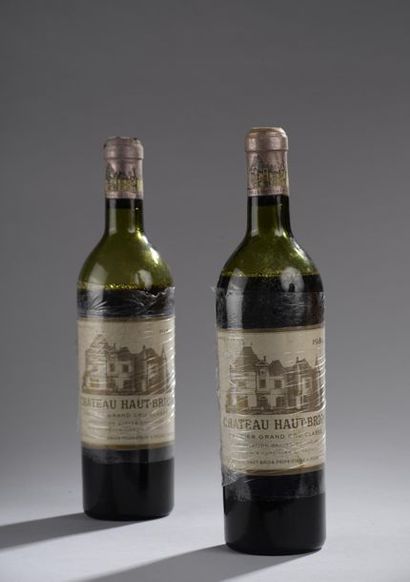null 2 bouteilles Château HAUT-BRION, 1° cru Pessac-Léognan 1953 (1 B, 1 V) 