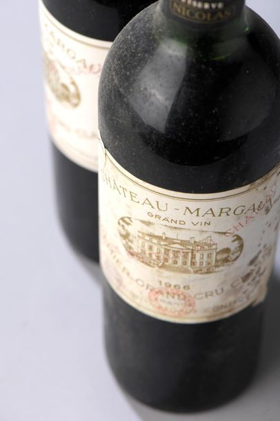 null 2 bouteilles Château MARGAUX, 1° cru Margaux 1966 (1 LB, 1 MB) 
