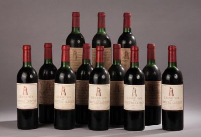 null 12 bouteilles Château LATOUR, 1° cru Pauillac 1977 (es, 6 J, 2 TLB, 4 LB) 