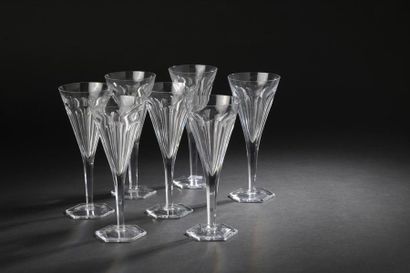 null BACCARAT
Suite de sept flûtes à champagne modèle "Malmaison" en cristal taillé,...