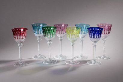 null SAINT-LOUIS
Suite de huit verres en cristal taillé de couleur modèle "Tommy".
Signée...