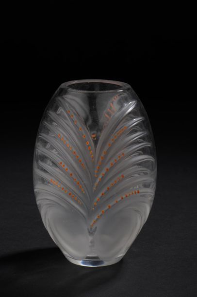 null LALIQUE France.
Petit vase ovoïde en verre moulé-pressé à décor de palmettes...