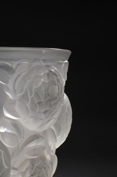 null LALIQUE France.
Vase en cristal moulé-pressé à décor de pivoines (important...