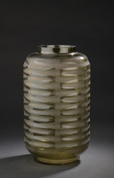 null Vase cylindrique en verre fumé soufflé, la surface ondoyante à décor géométrique...