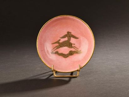 null Jean MAYODON (1893-1967).
Coupelle circulaire en céramique émaillée rose, à...
