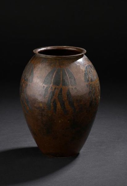 null Vase ovoïde en dinanderie martellée à motifs de fleurs stylisées (infimes rayures).
Monogrammé...