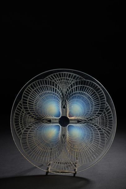 null René LALIQUE.
Coupe aux coquilles Saint-Jacques en verre moulé-pressé opalescent...