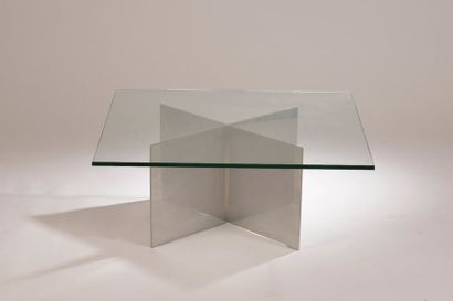 null Table basse, le plateau carré en verre reposant sur un piétement cruciforme...