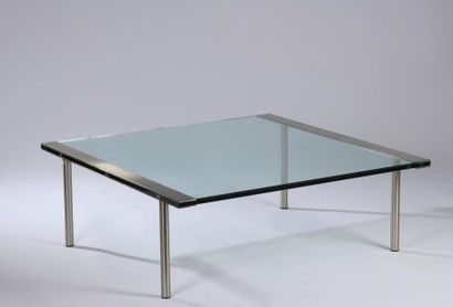 null Christophe PILLET (né en 1959).
Table basse carrée en aluminium brossé, le plateau...