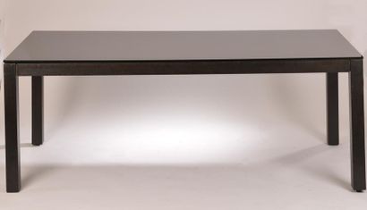 null HABITAT.
Table modèle "Luna", le plateau rectangulaire en verre noir, le piétement...