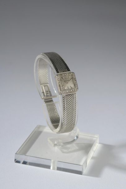 null JAEGER-LECOULTRE.

Montre bracelet de dame en or gris 18k, le cadran carré entouré...