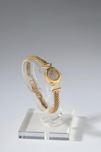 null ESKA.

Montre bracelet de dame en or jaune 18k, cadran rond (piqûres), bracelet...